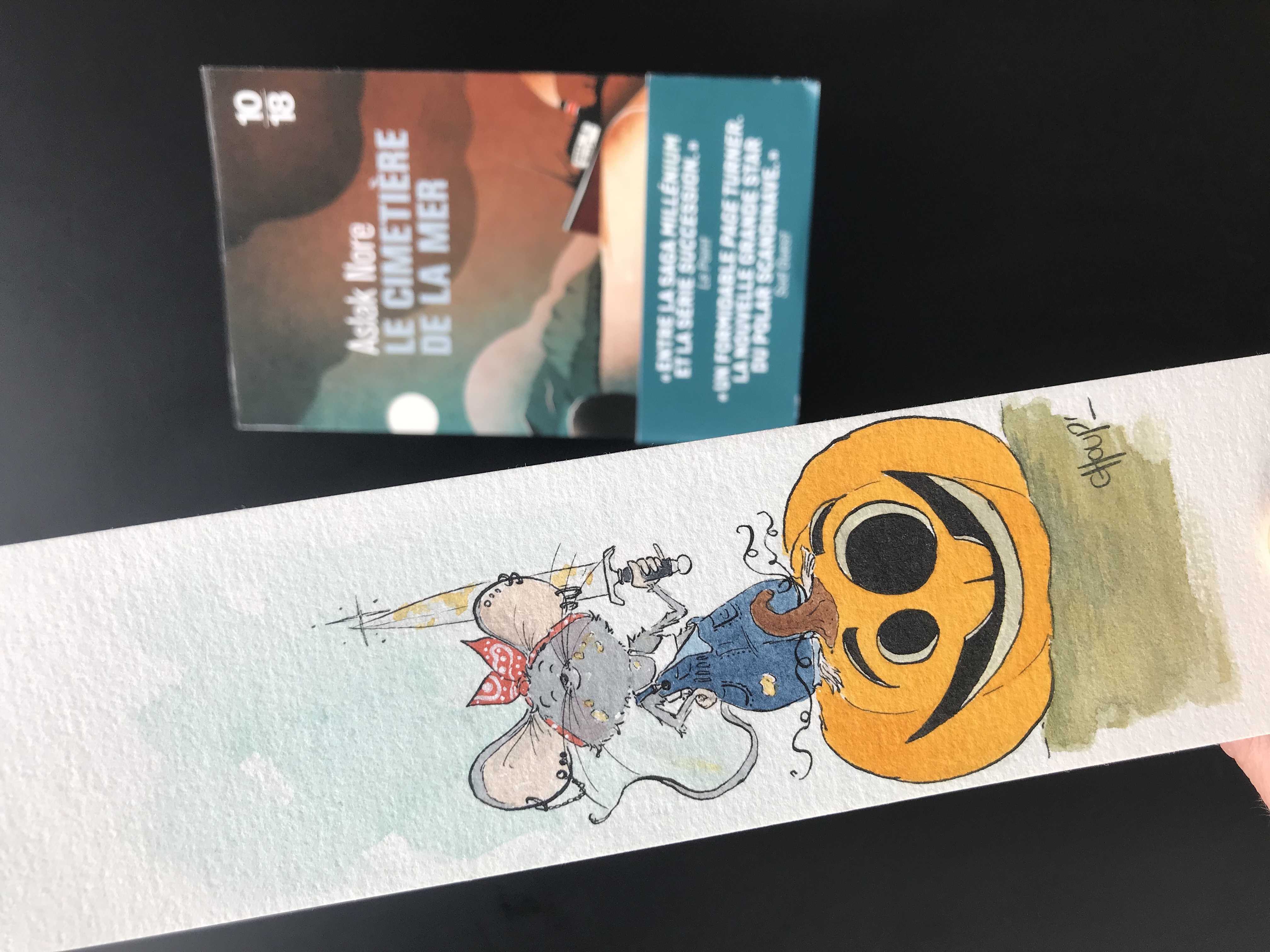 Marque page représentant une souris qui vient de creuser une citrouille